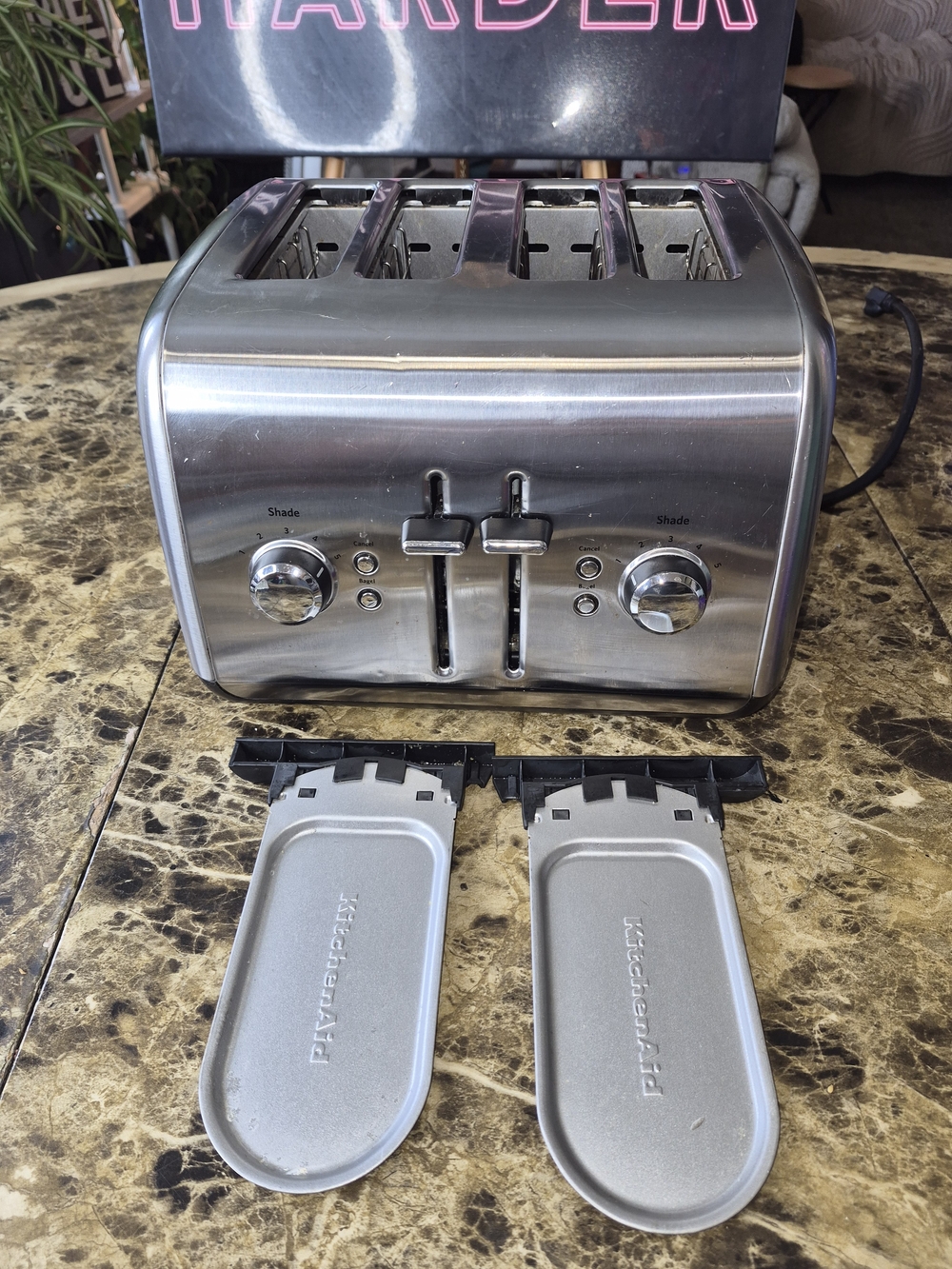 KitchenAid KMT4115CU Stainless Steel 4-Slice Toaster Fully Operational


The Ki